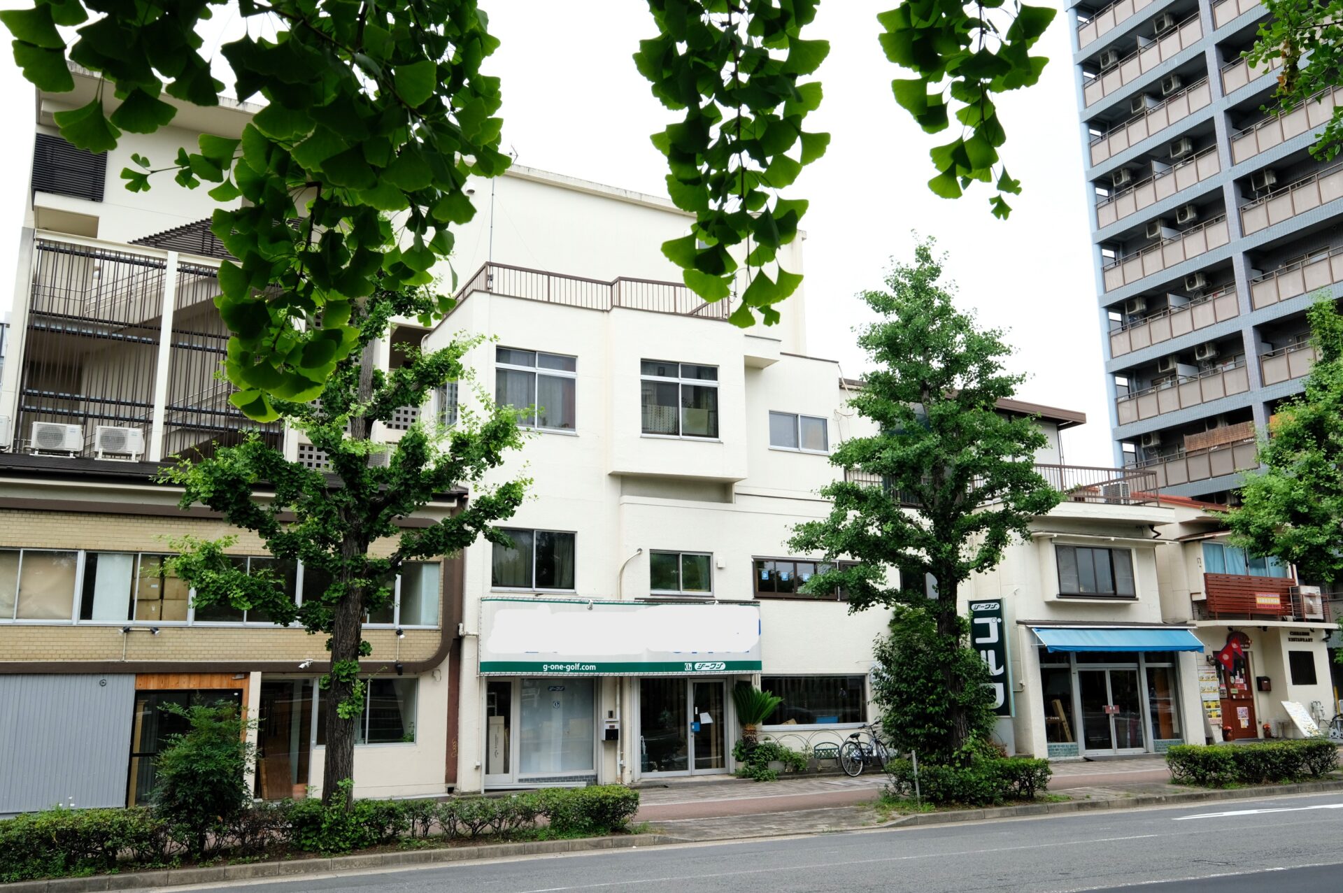 緑ある堀川通沿い 風景を取りこんだ小商いビル
